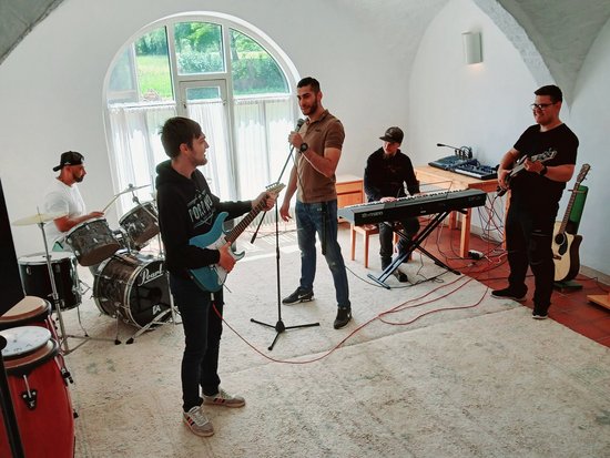 Fünf Rehabilitanden der Fachklinik Weihersmühle machen im neuen Probenraum Musik.