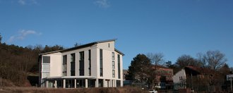 Fachklinik Weihersmühle Aussenansicht auf ein modernes, weisses Gebäude mit großen Fenstern