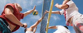 Fachklinik Weihersmühle Beach-Volleball: der Ball wird gerade über das Netz geschlagen
