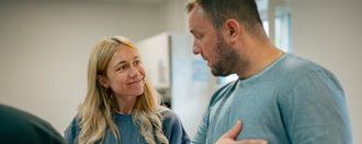 Eine Frau und ein Mann unterhalten sich.